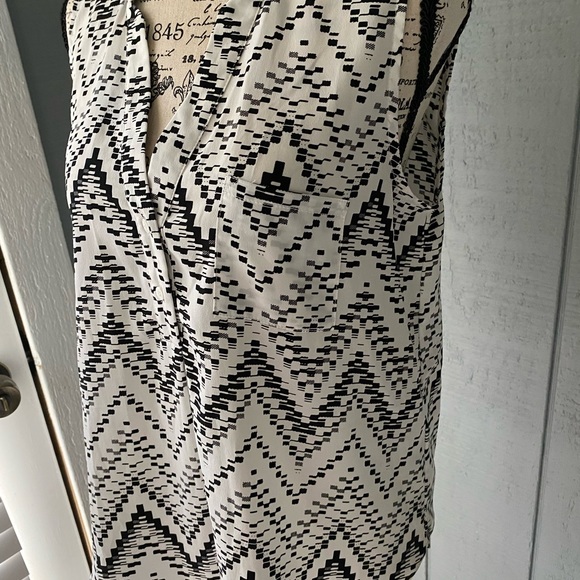 Collective Concepts Sleeveless Blouse - Picture 3 of 5